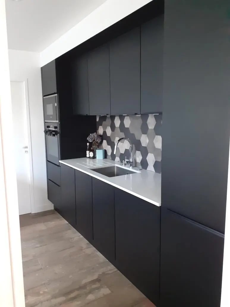 Cuisine noire contemporaine réalisée par Baïa Home