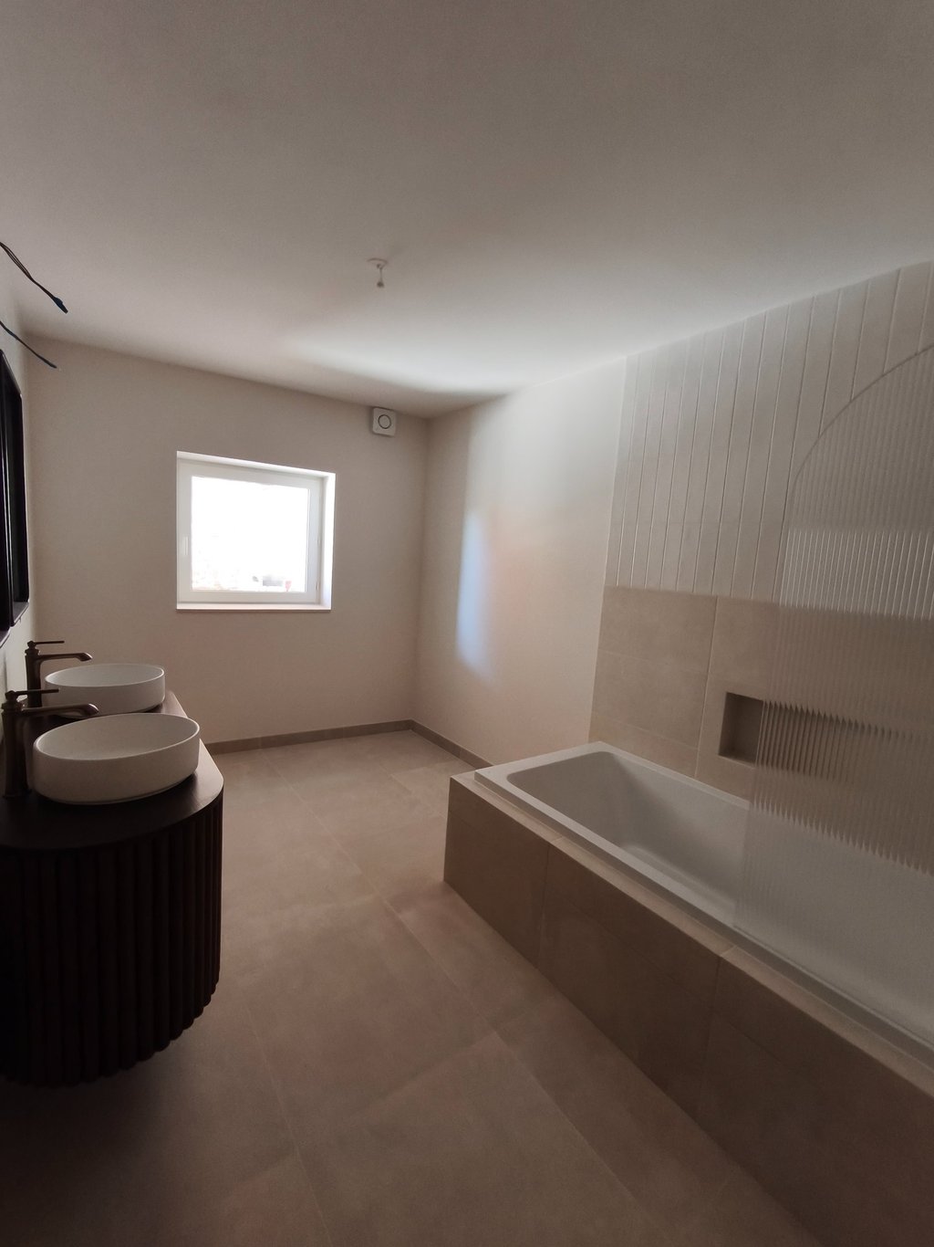 salle de bain moderne beige