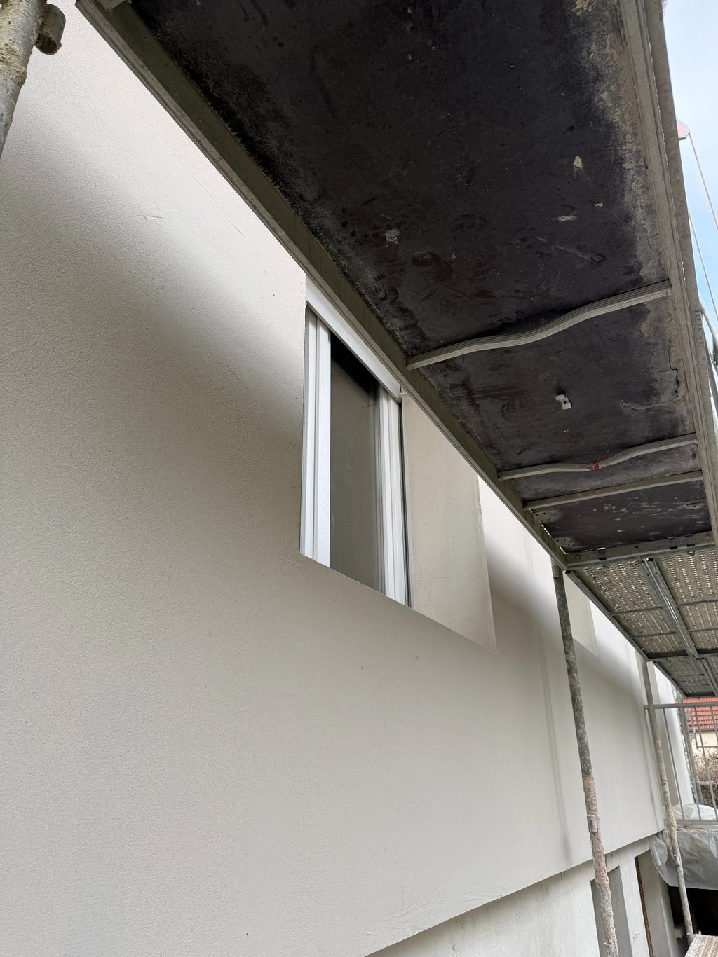 Ravalement de façade sur un contour de fenêtre