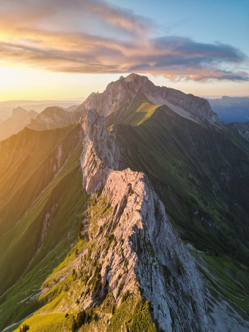 Prise de vue aérienne par drone dans les Alpes – Montagne en Drone