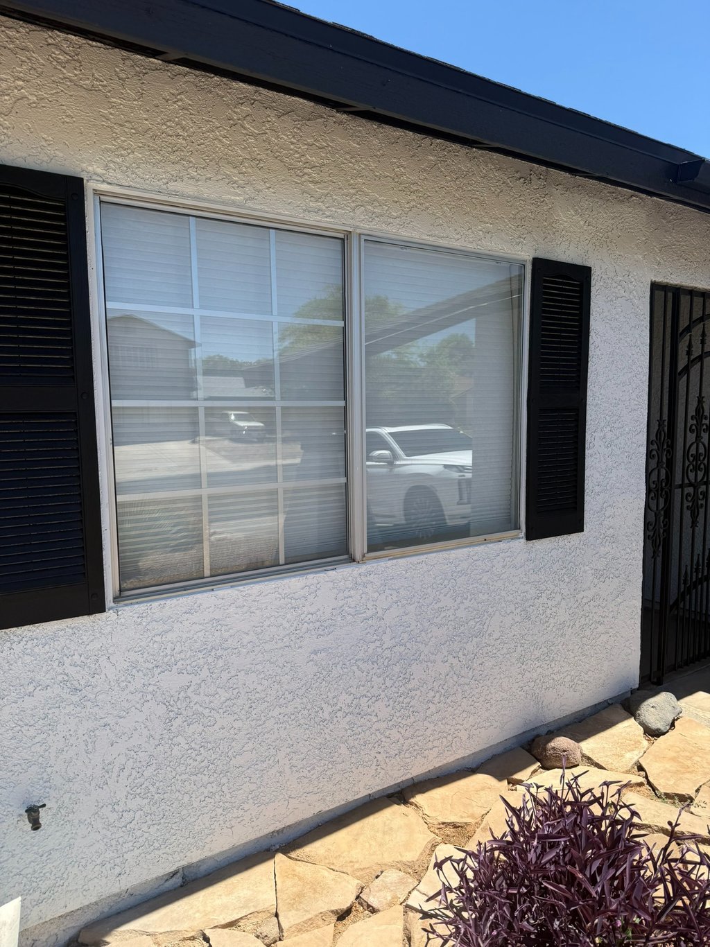 Split window without solar window screens with a colonial window pattern on the left .