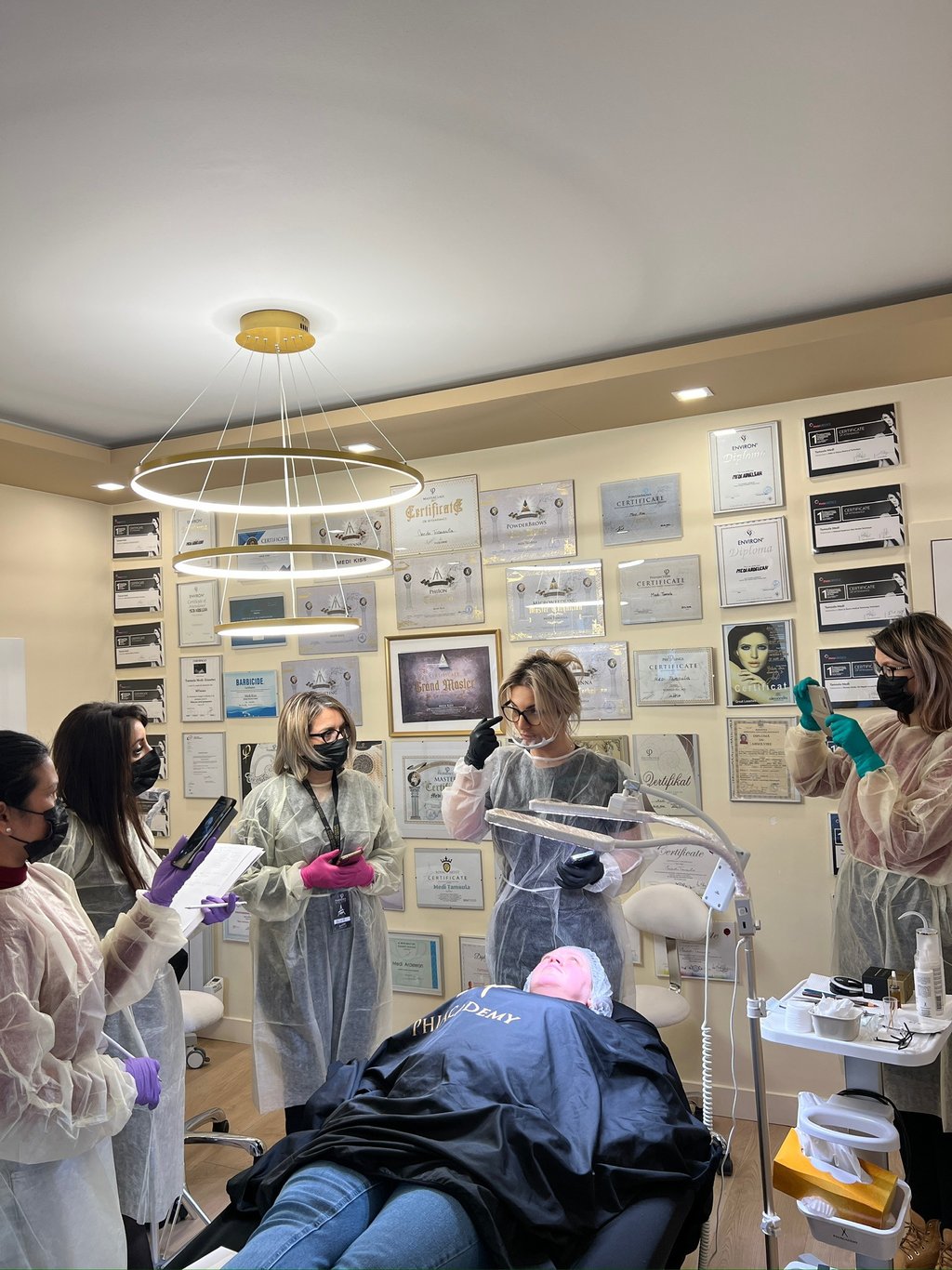 Jour 2 de la  formation en microblading par Medi Kiss - pratique sur latex et modèle 