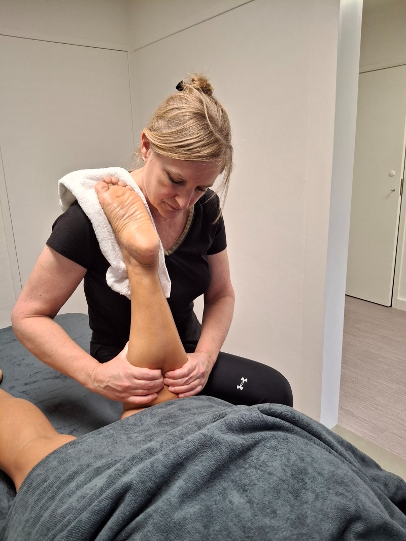 Diepe weefsel- en sportmassage om spierspanning en verklevingen in de kuiten te verminderen
