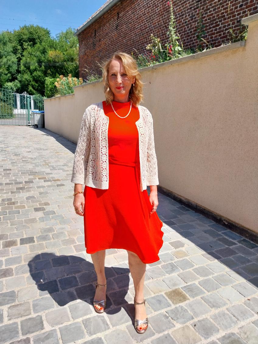 robe de cérémonie sur-mesure accessoirisée