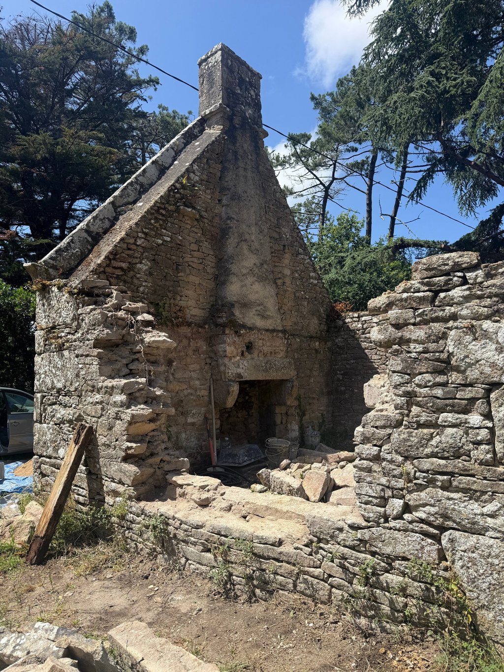 Chantier agrandissement ouverture longère en pierres