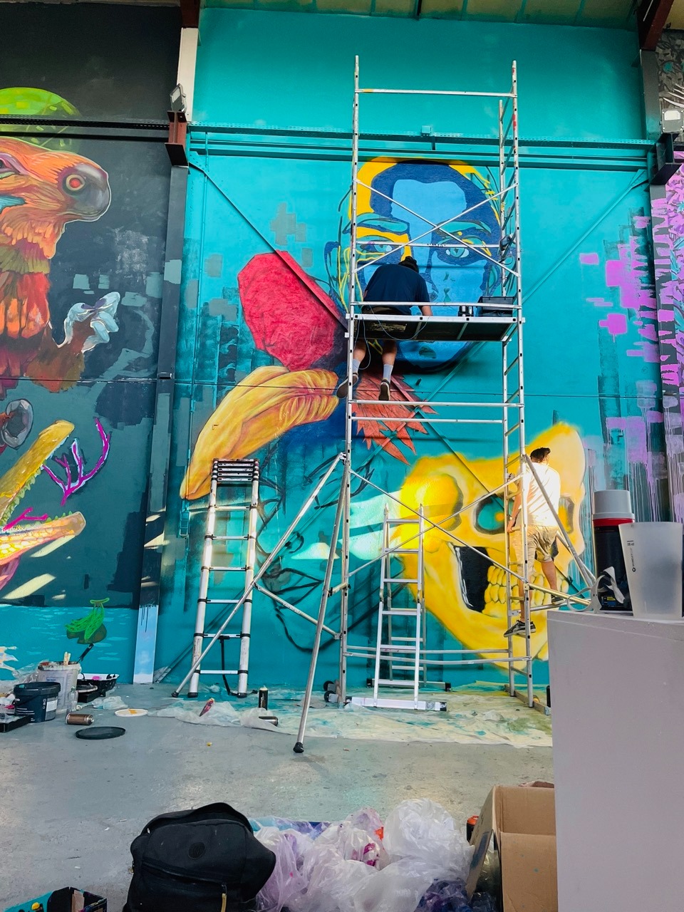 une fresque en cour de création avec un échafaudage 