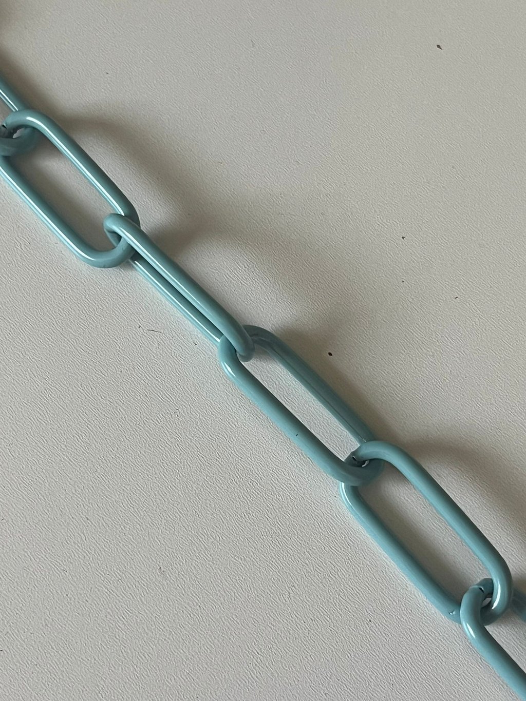 Runder Kreis mit einem Farbmuster mittig eine Kette in Türkis, Hundekette, Pulverbeschichtet