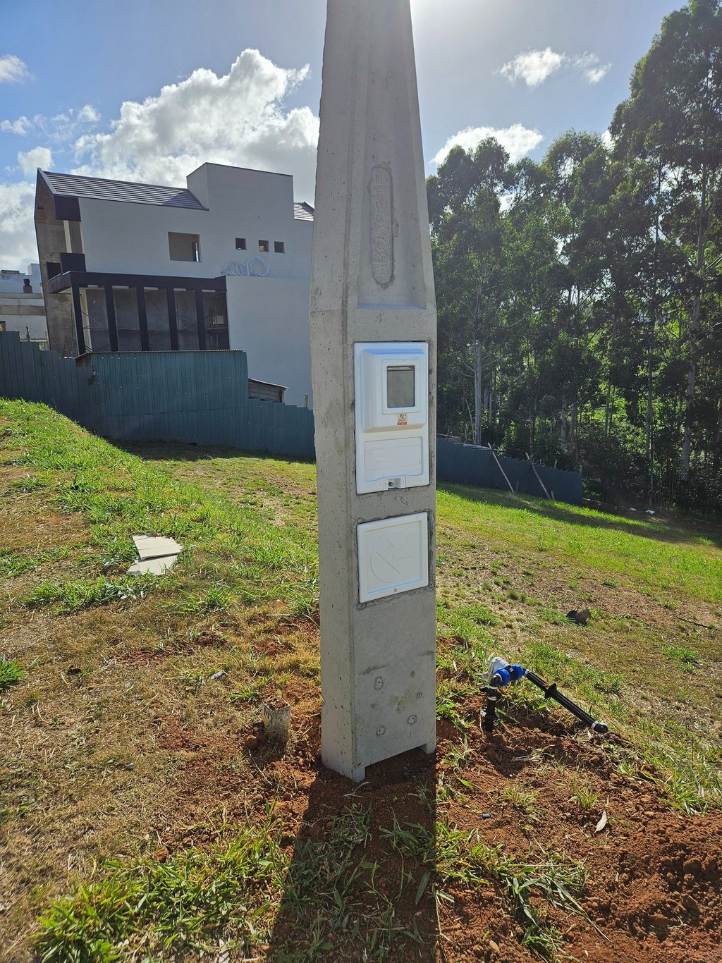 Poste para casa, poste trifásico c7, c8, c9
