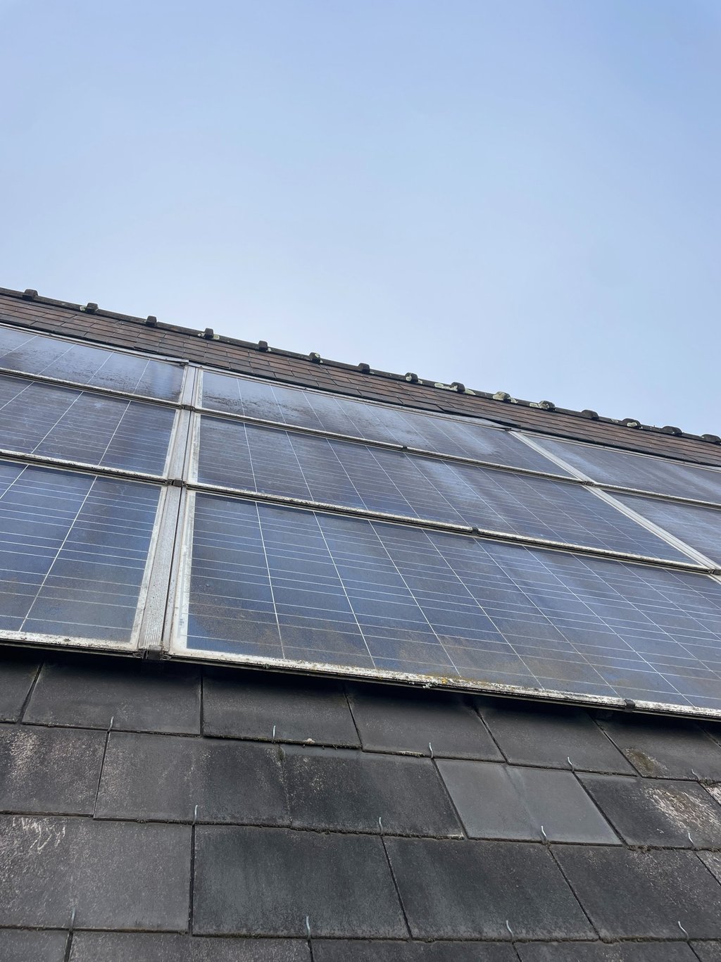 Installation solaire 6 kWc à Thouaré-sur-Loire, non nettoyée depuis 10 ans, avec salissures importantes et traces d’algues