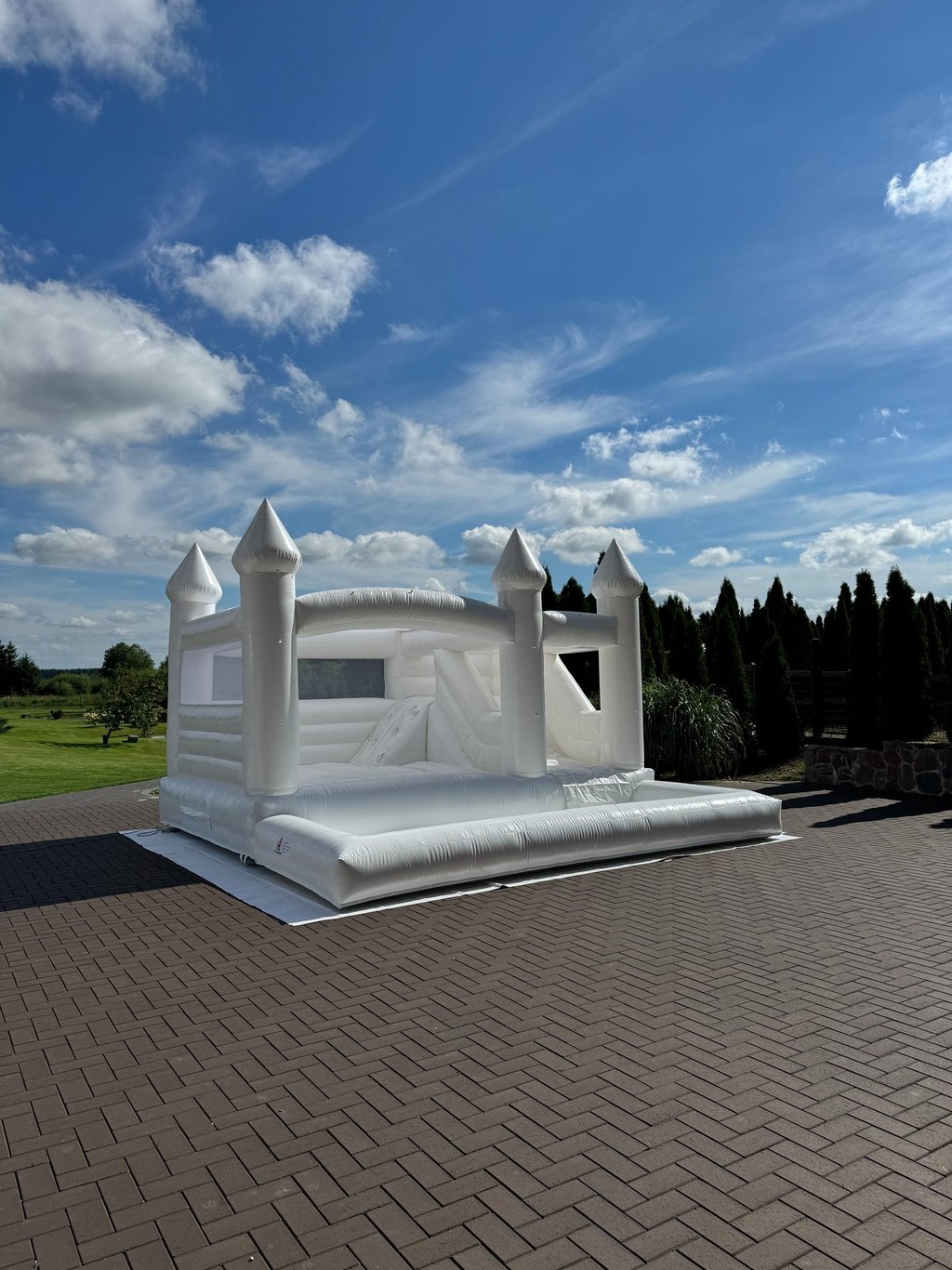 baltas batutas pilis gimtadienis vaiku svente krikstynos batuto nuoma sventine dekoracija pramoga 