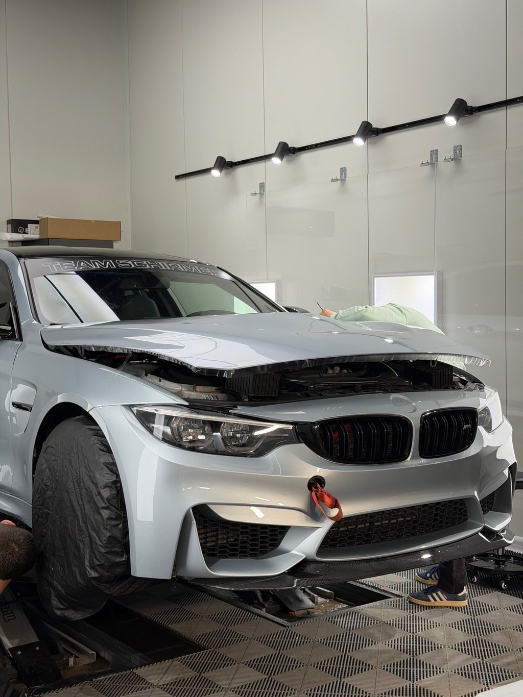 Installation de PPF (Paint Protection Film) sur cette BMW M4 dans notre atelier à Saint Pierre de Bressieux en Isère.