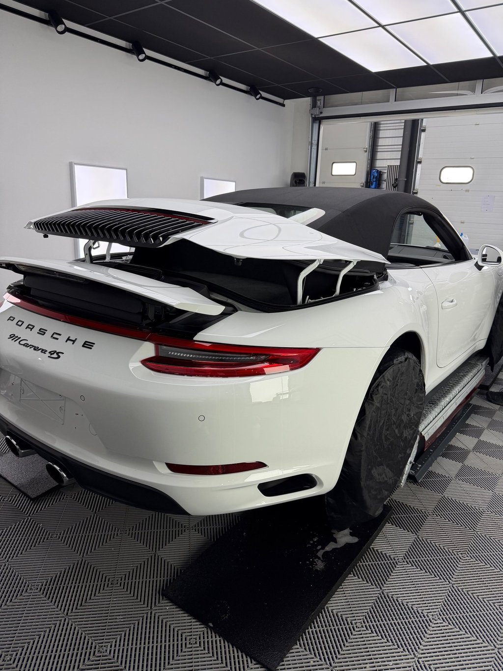 Installation d'un PPF sur cette Porsche 911 Carrera 4S Cabriolet dans notre atelier en Isère