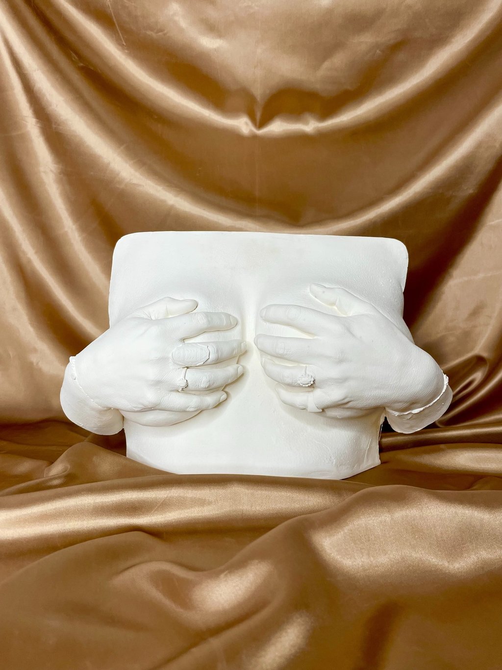 Moulage poitrine et mains sur fond doré - Moulage intime Bordeaux