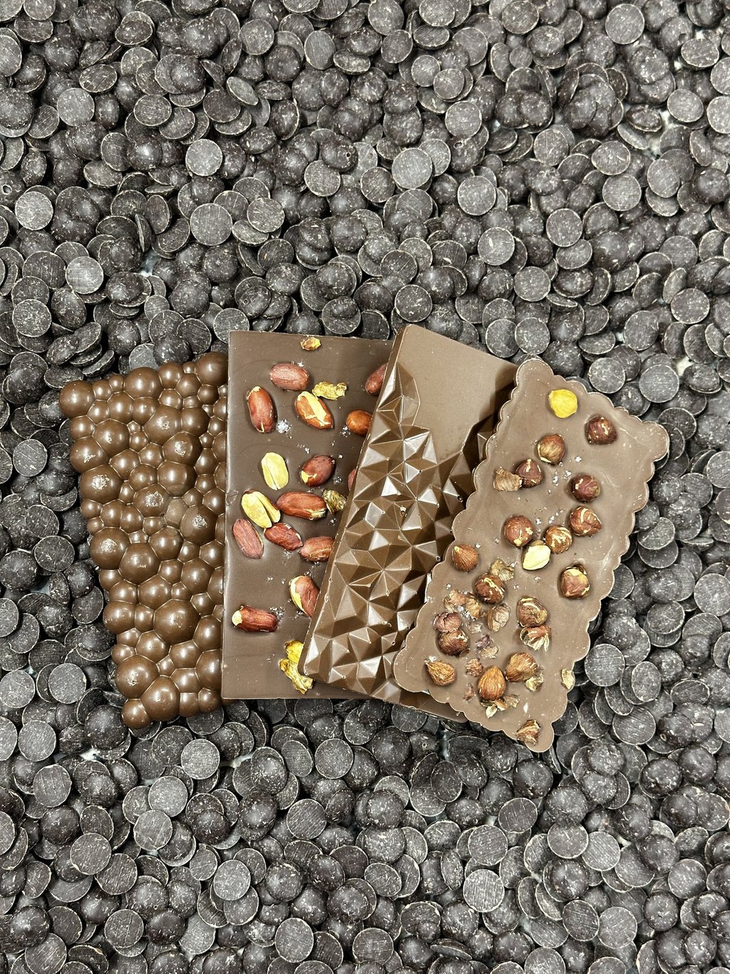 des tablettes de chocolat au lait aux fruits secs