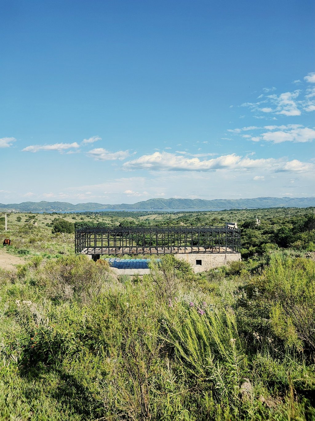 Una casa puente única en las sierras de córdoba. Arquitectura con sentido.