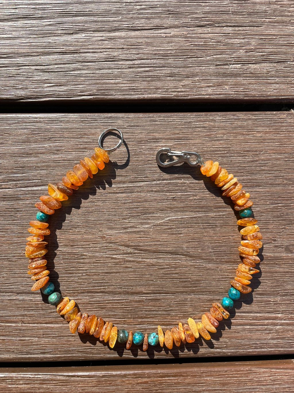 Zeckenhalsband aus rohem Bernstein und Chrysokollperlen