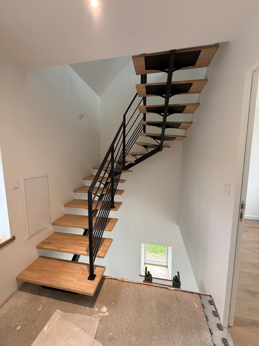 Escalier double quart tournant limon centrale acier et marche bois avec garde corps