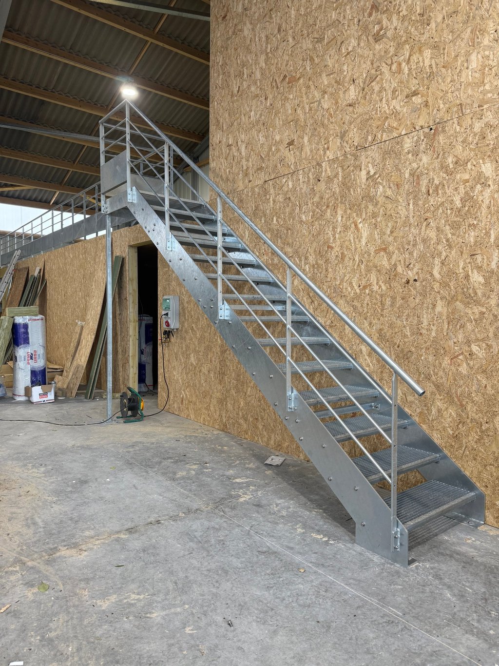 escalier industriel galvaniser avec garde corps