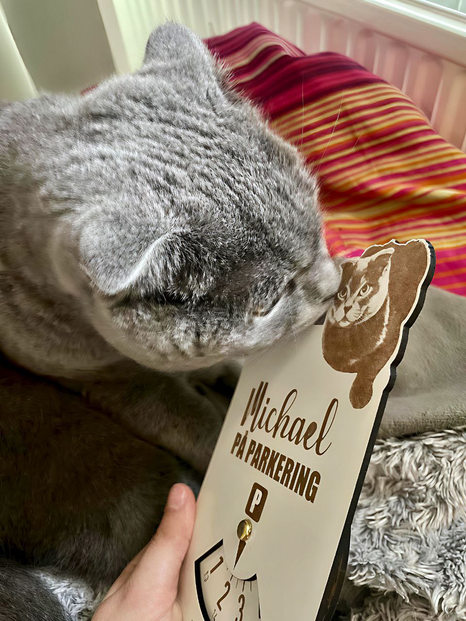 Personoitu pysäköintikiekko omalla tekstillä ja logolla