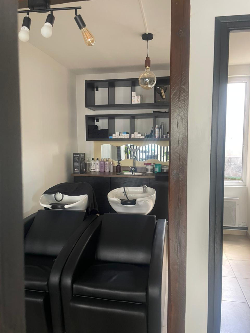  Zone de soin capillaire avec bacs de lavage professionnels chez X Tension NC, pour une expérience d