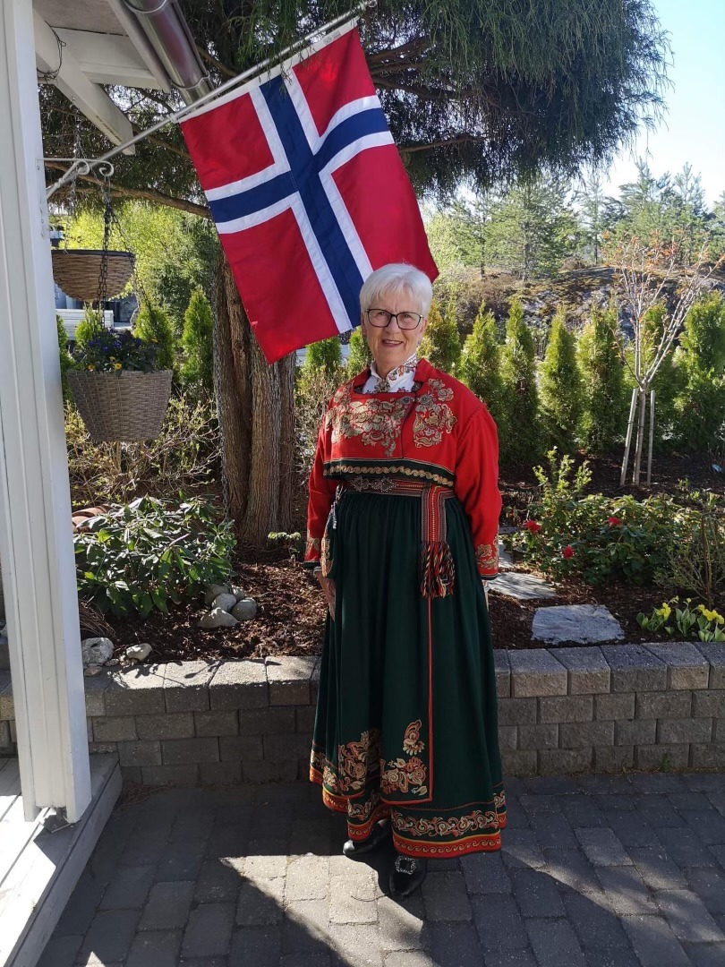 A woman with white hair in a telemark bunad