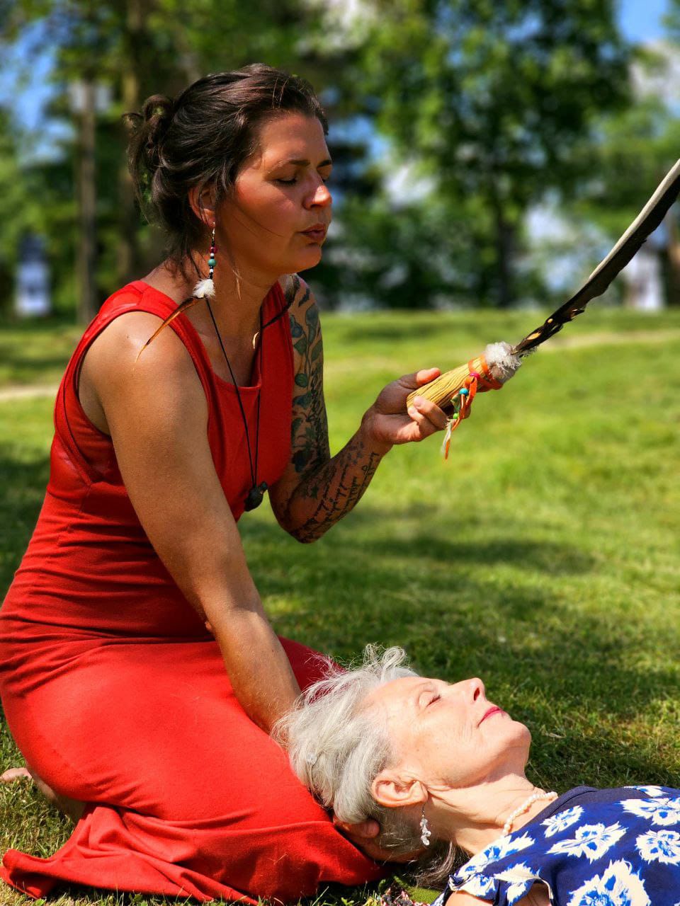 Frau reinigt das Energiefeld einer anderen Frau