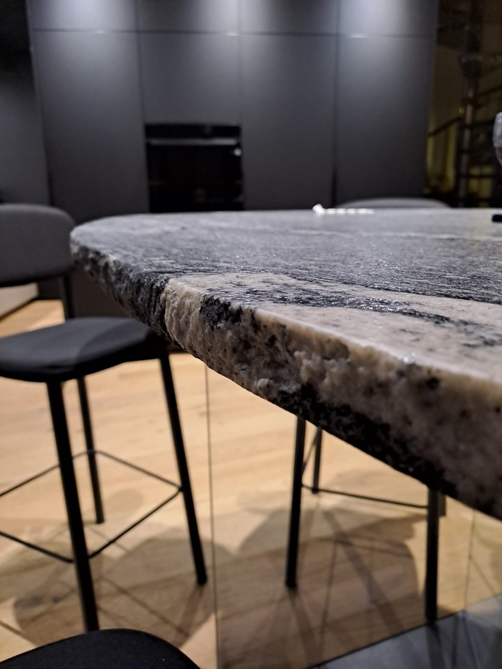 plateau de table en quartzite black beauty chant brut