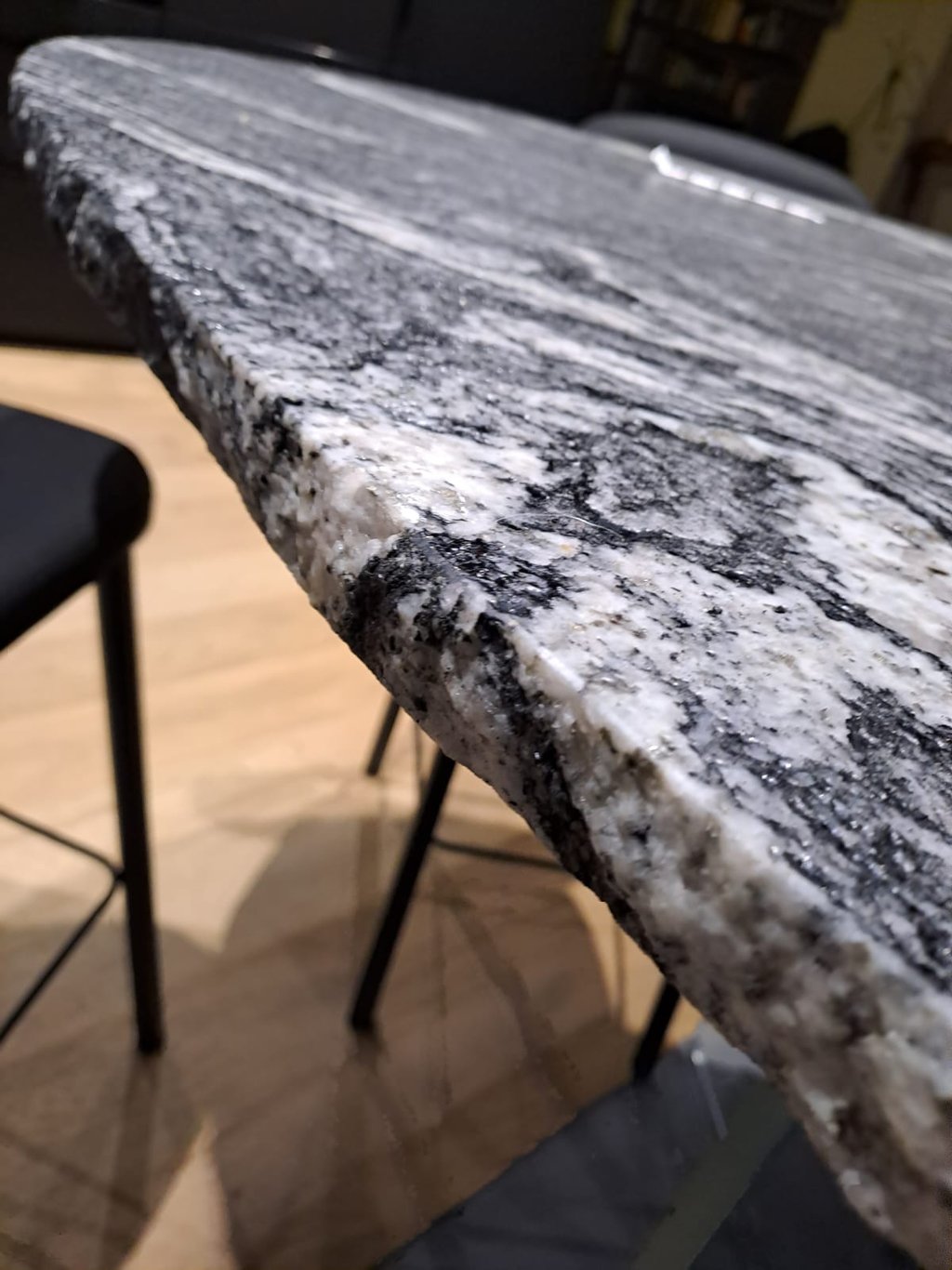 plateau de table en quartzite black beauty chant brute