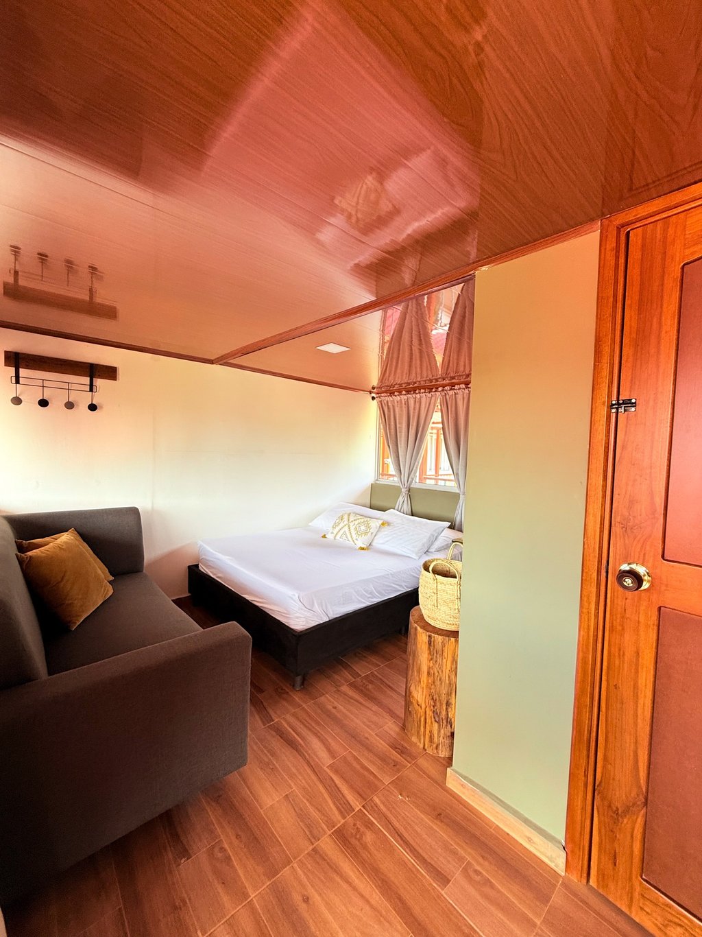 Habitación con cama doble, sofá, con ventanas