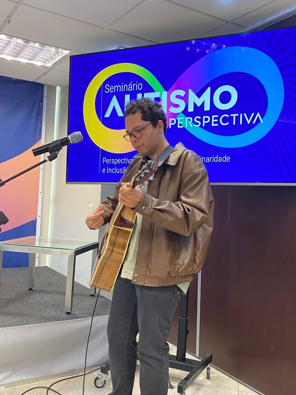 Palestrante autista Lucas Sampaio, durante palestra no Conselho Federal de Psicologia, em Brasília.