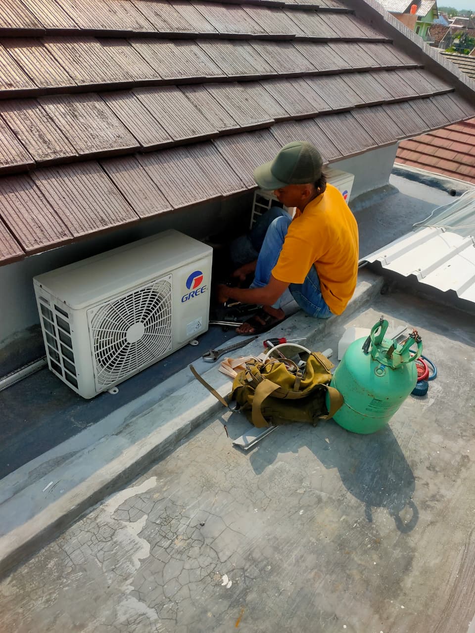 perbaikan service ac di wates teknisi sedang cek outdoor