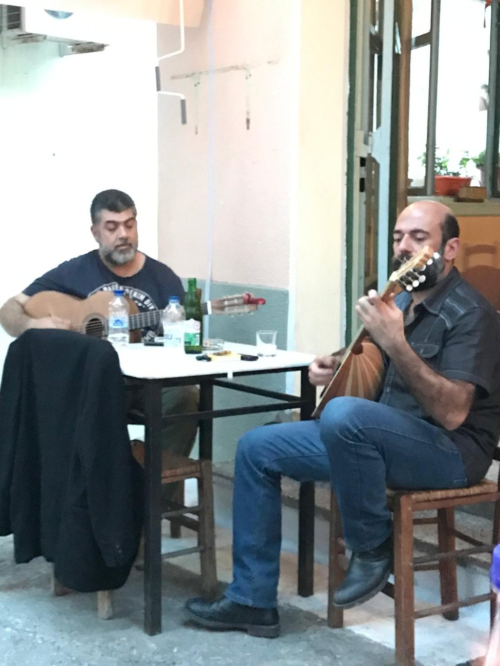 Joueurs de Bouzouki sur l'île grecque de Lesvos
