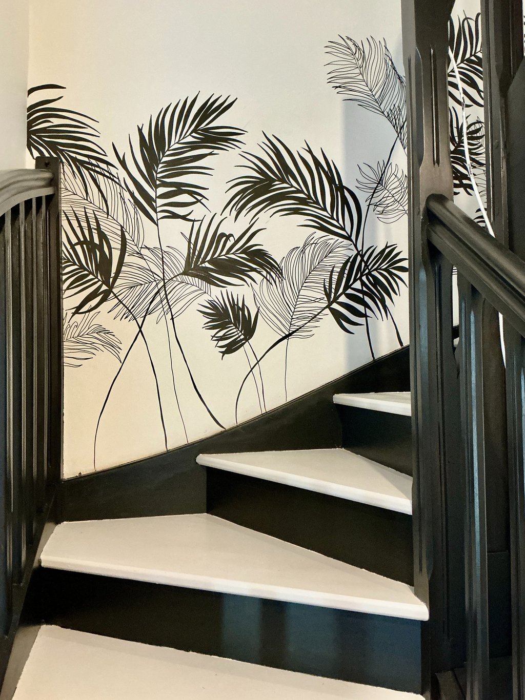 peinture mur fresque panoramique escalier palmiers noir et blanc fresque Normandie Caen Marie Hardy