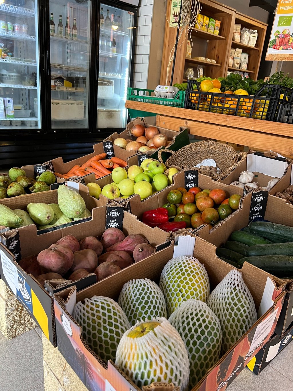 Bencomo Coliving supports local businesses, such as Casa Verde. The photo shows fruits and veggies.