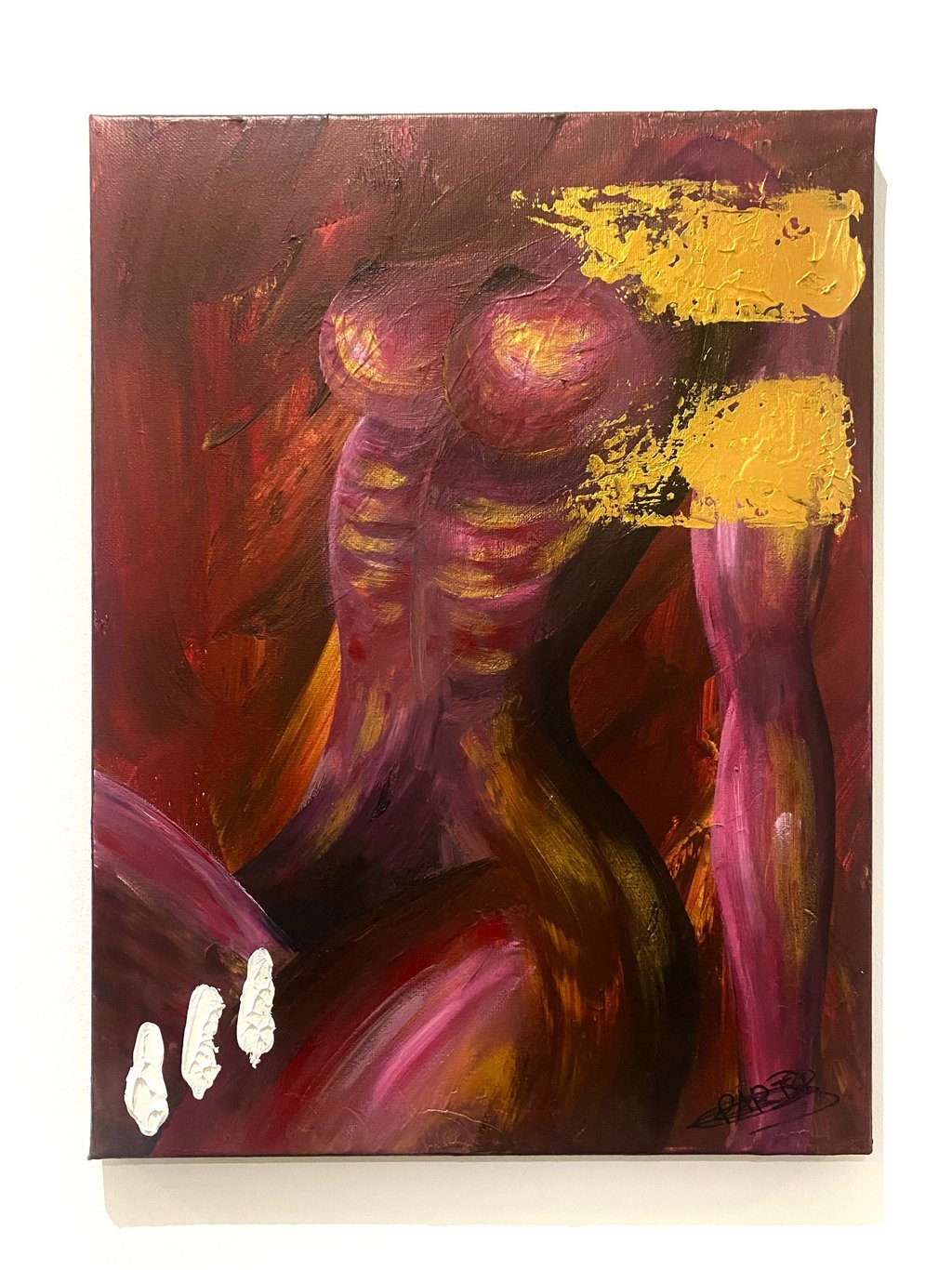 un corps rouge de femme qui se cambre