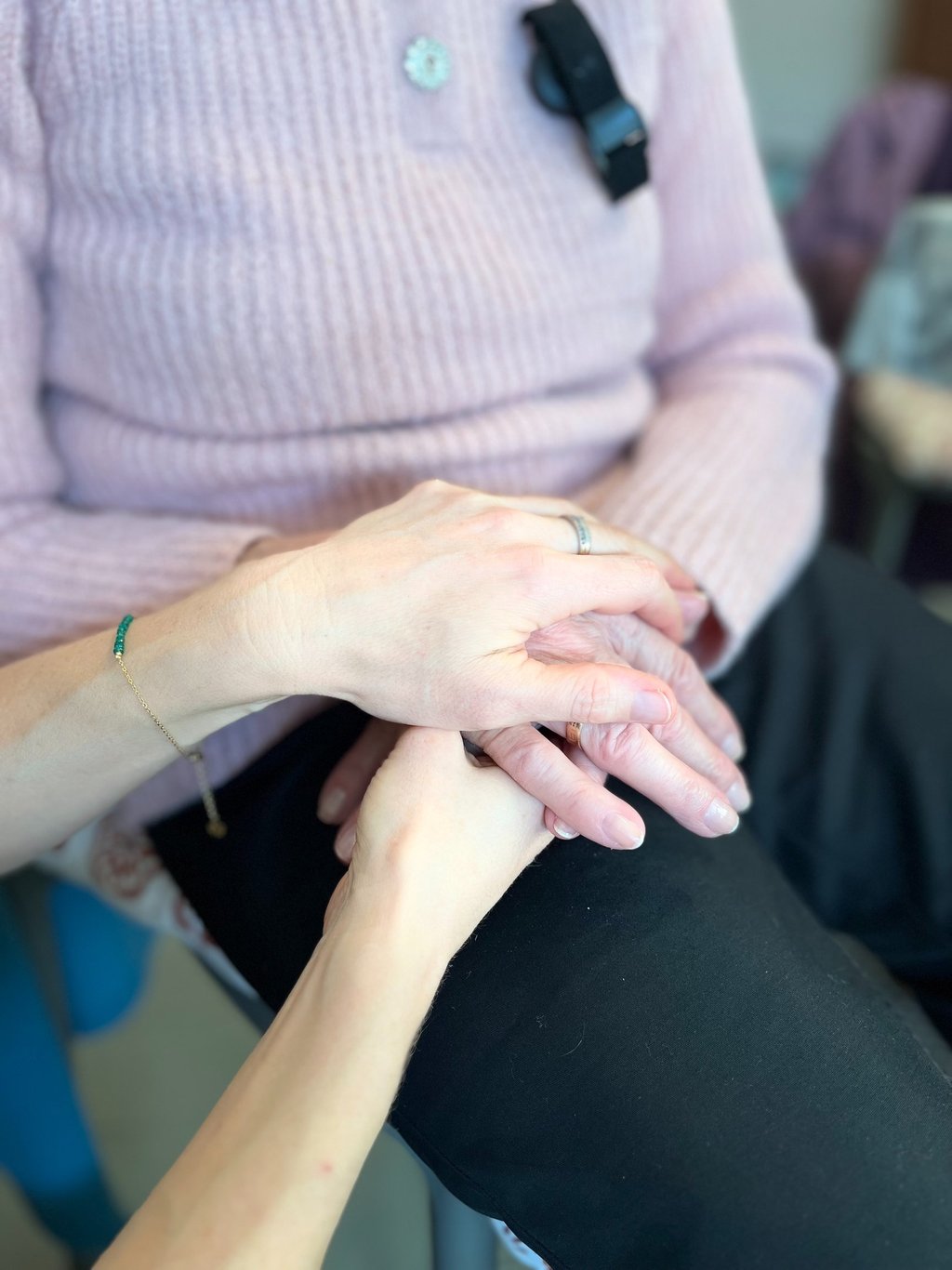 Deux personnes se tenant la main