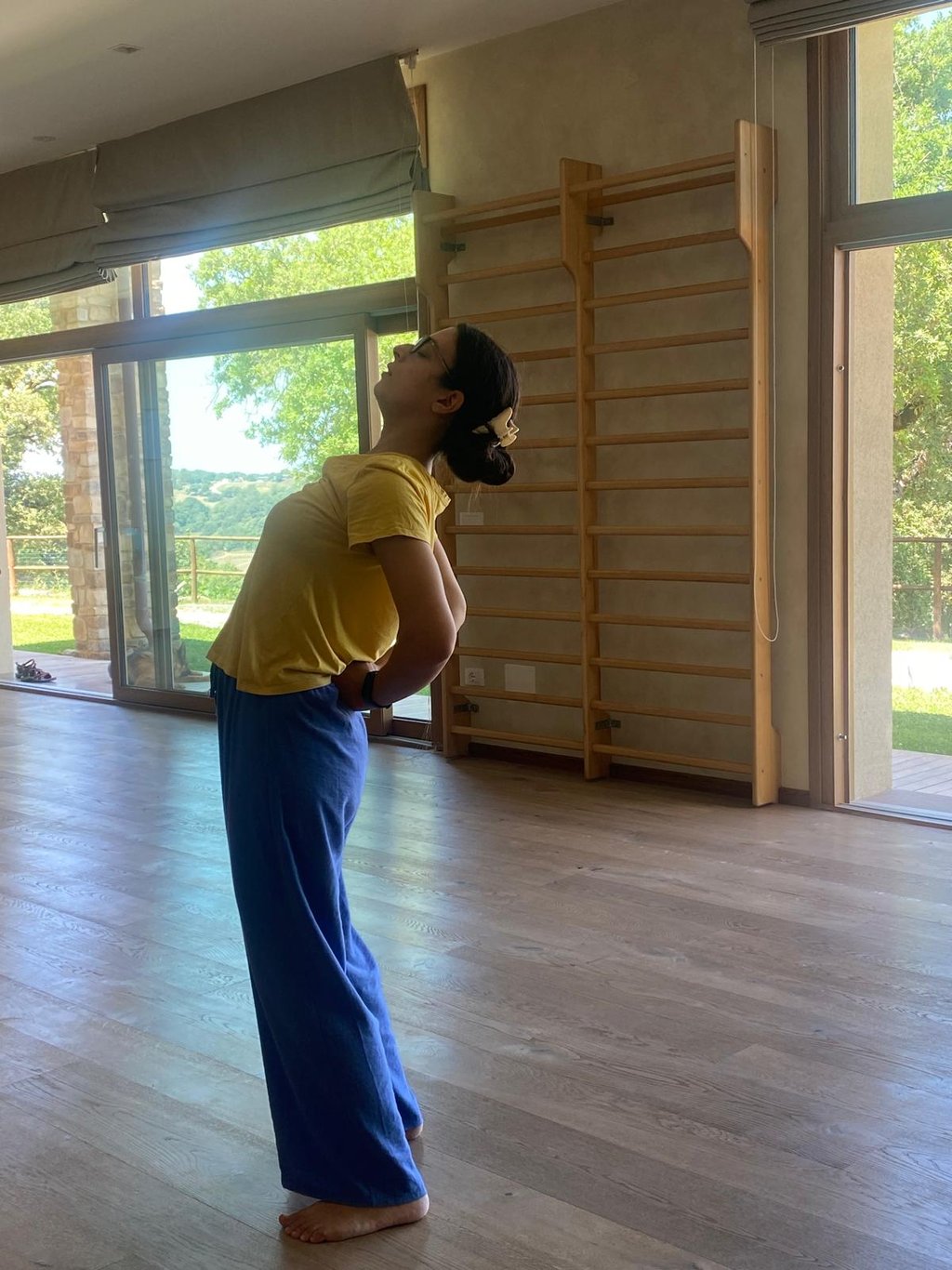 arianna Curcio bpf, a woman in a yellow shirt is bending over his head, bend over, classe di bioenergetica