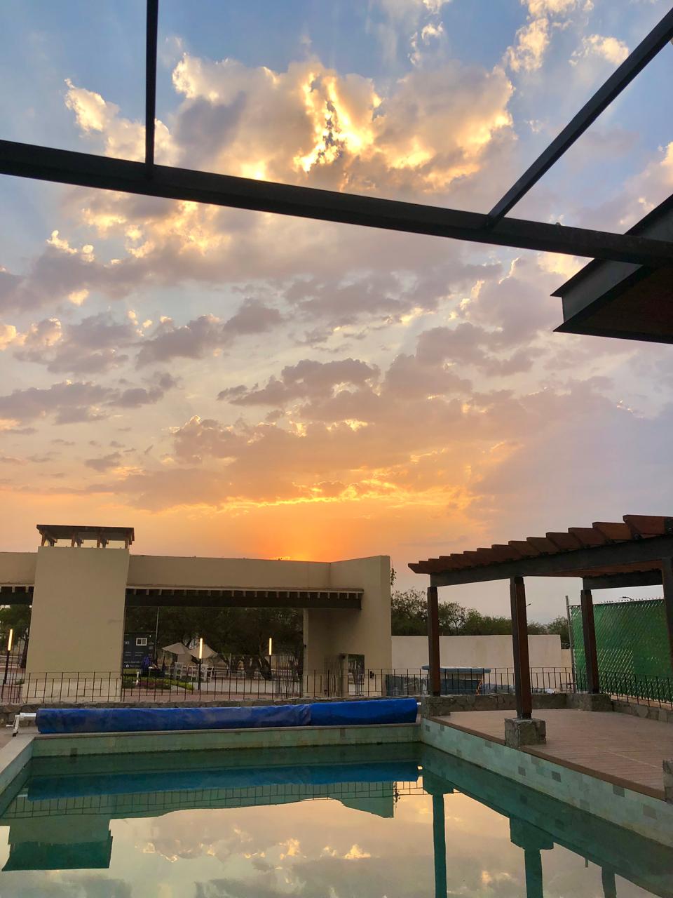 atardecer visto desde la alberca de Misión Schoenstatt
