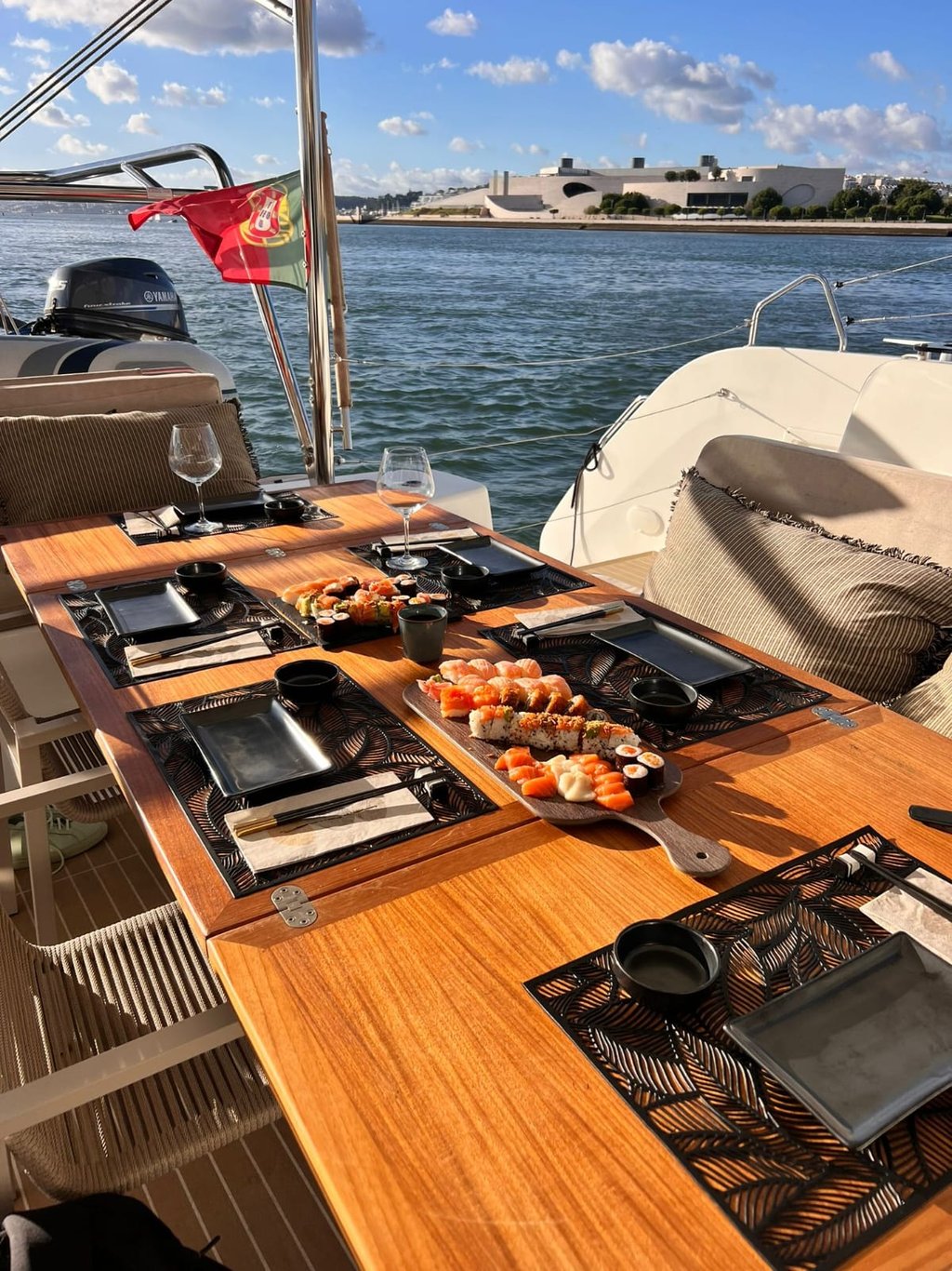 Les sushis sont servis à Bord de notre lagoon 46