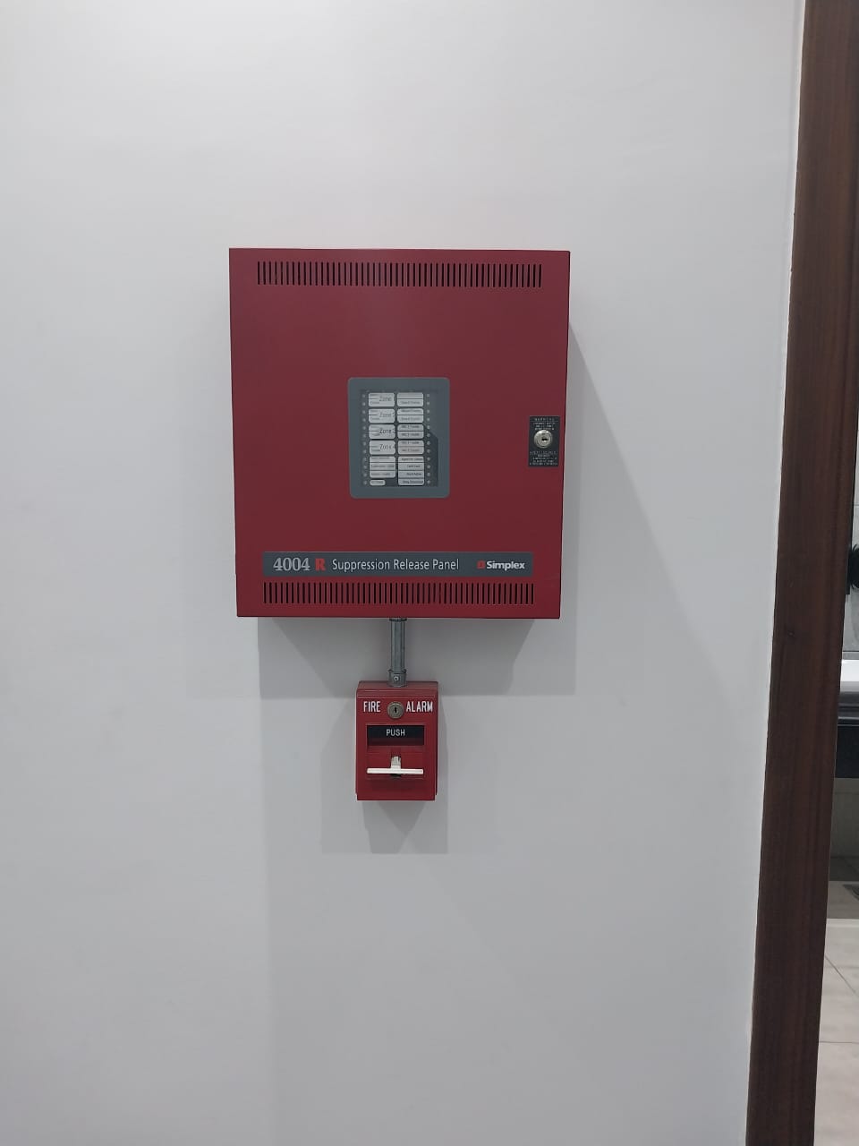 يقوم النظام بإفراغ الغاز في المنطقة المحمية، ويعمل على خفض مستوى الأكسجين حول الحريق،