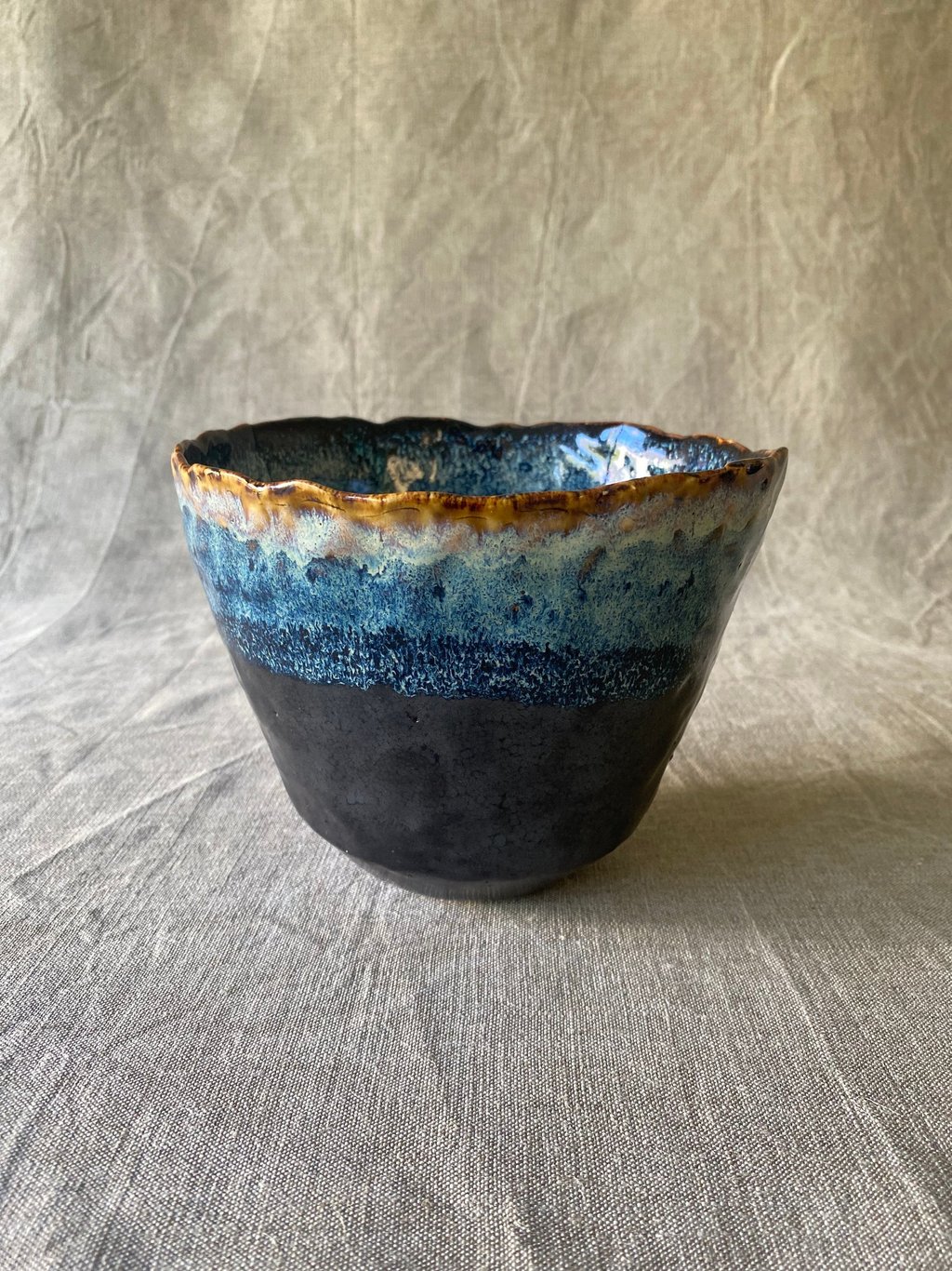 cache-pot ocre, bleu et noir