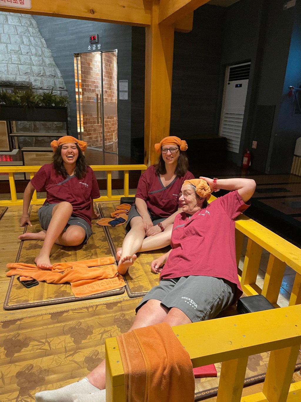 Mes trois stagiaires dans un bain public de Suwon, une serviette pliée à la coréenne sur la tête