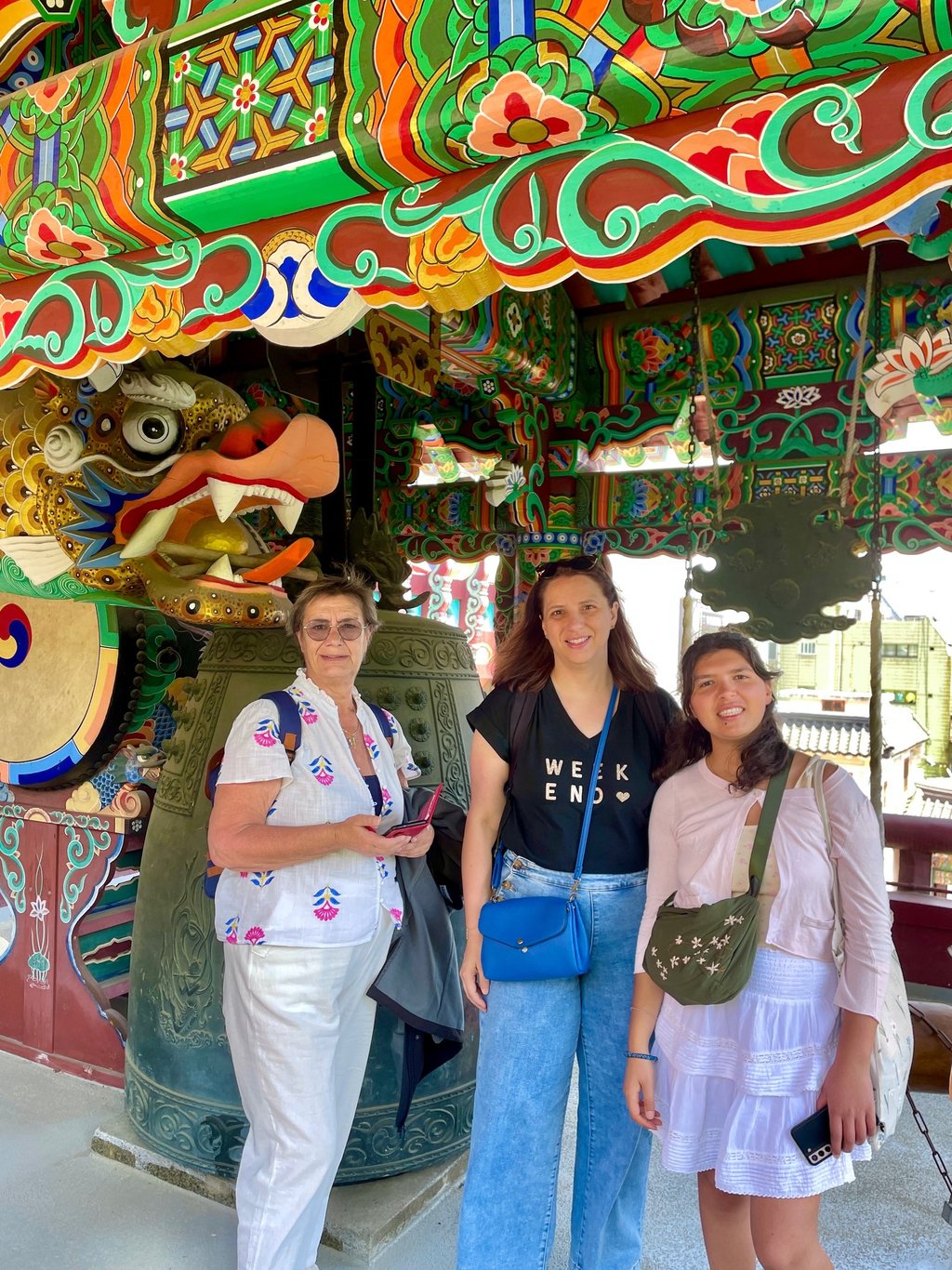 Mes trois stagiaires dans un temple bouddhiste de Suwon
