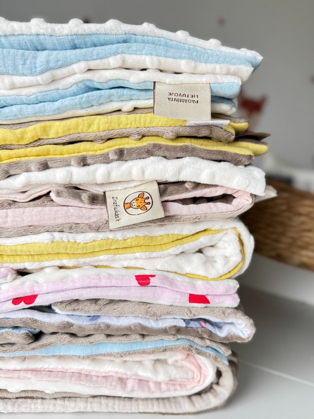 įvairių spalvų vaikiškų pledukų rinkinys