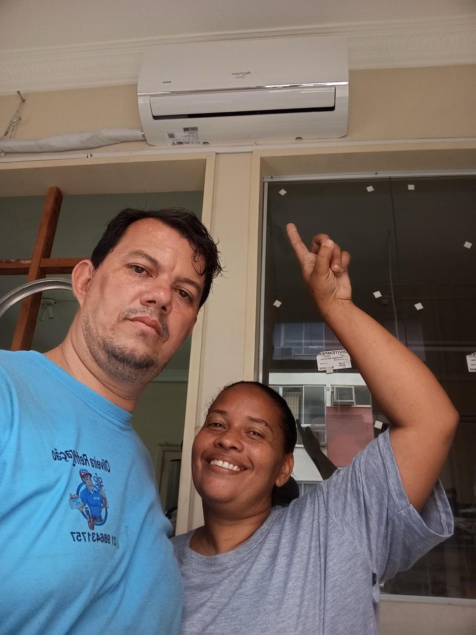 técnico ar-condicionado consertado