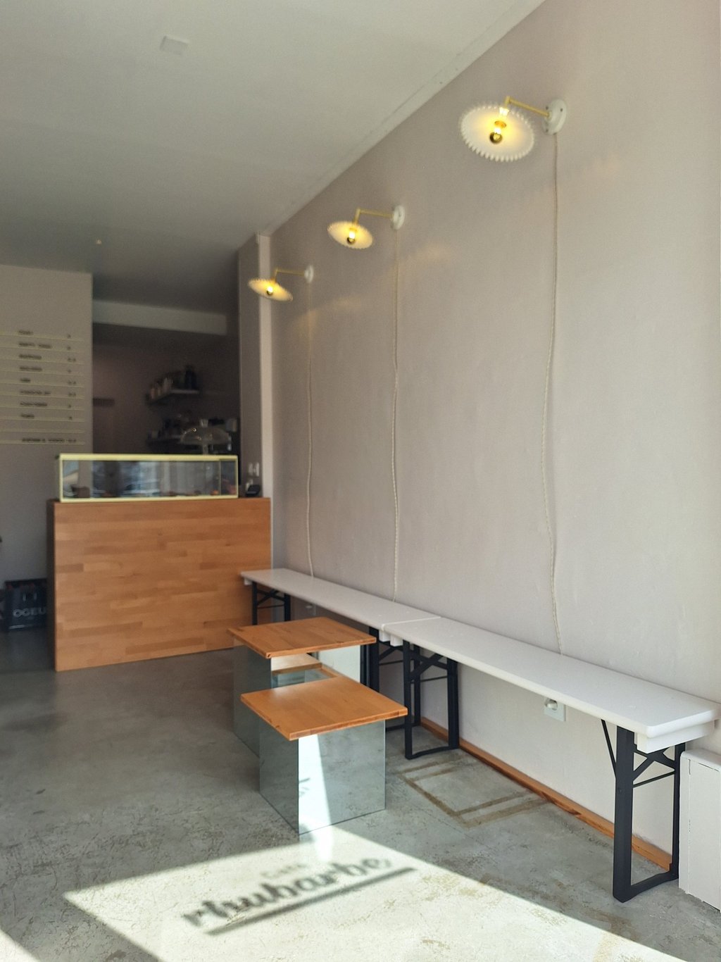 Intérieur cosy du Café Rhubarbe à Bayonne