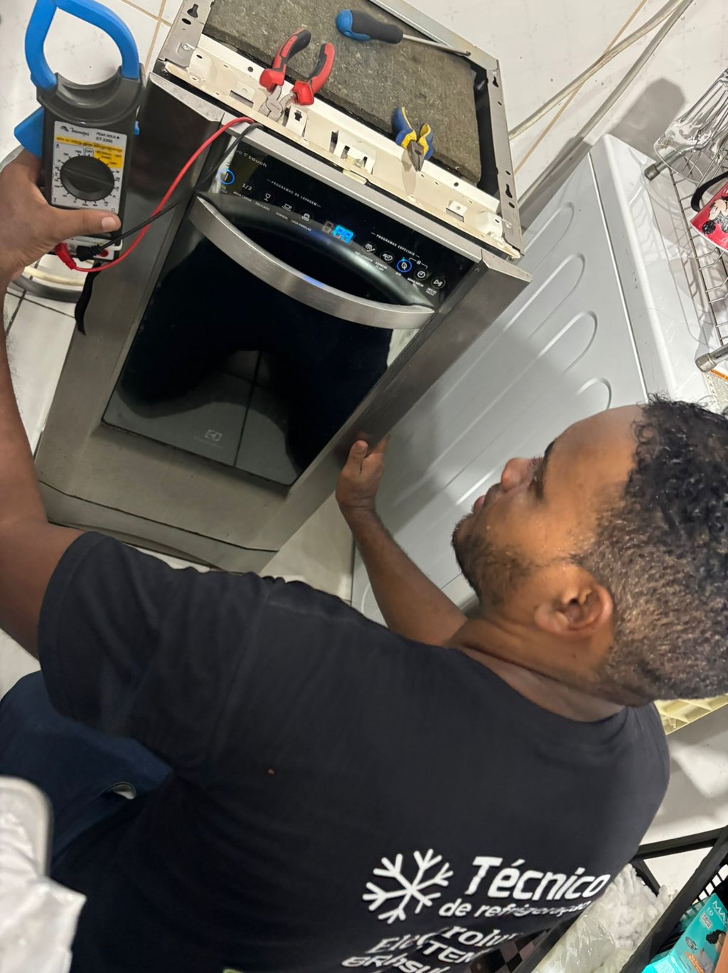 conserto de fogão em execução por técnico