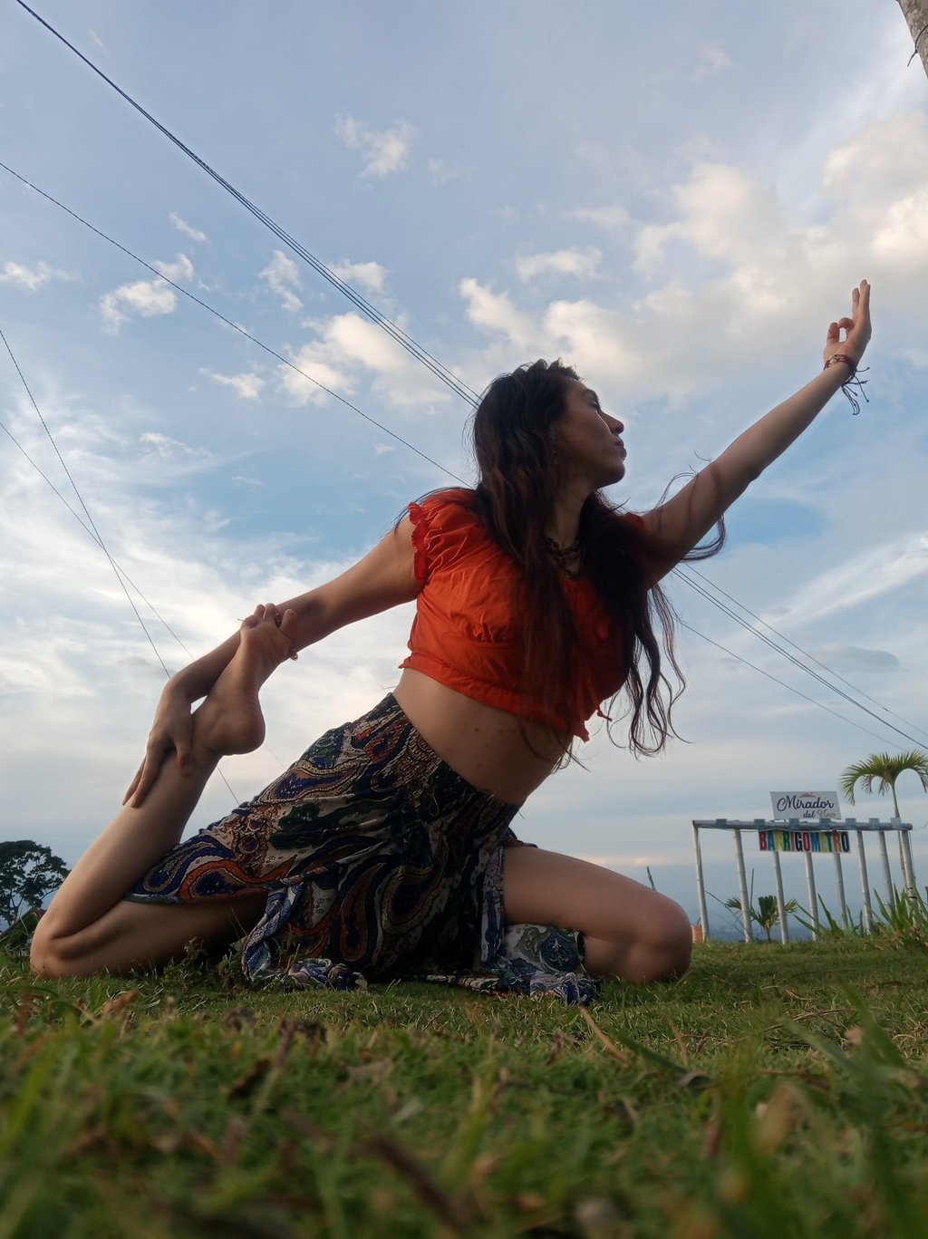 mujer en postura de yoga