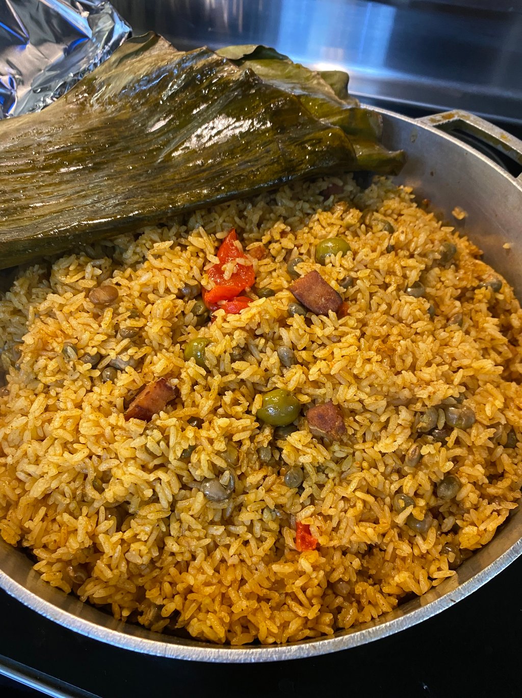 A caldero of arroz con gandules con hoja de guineo