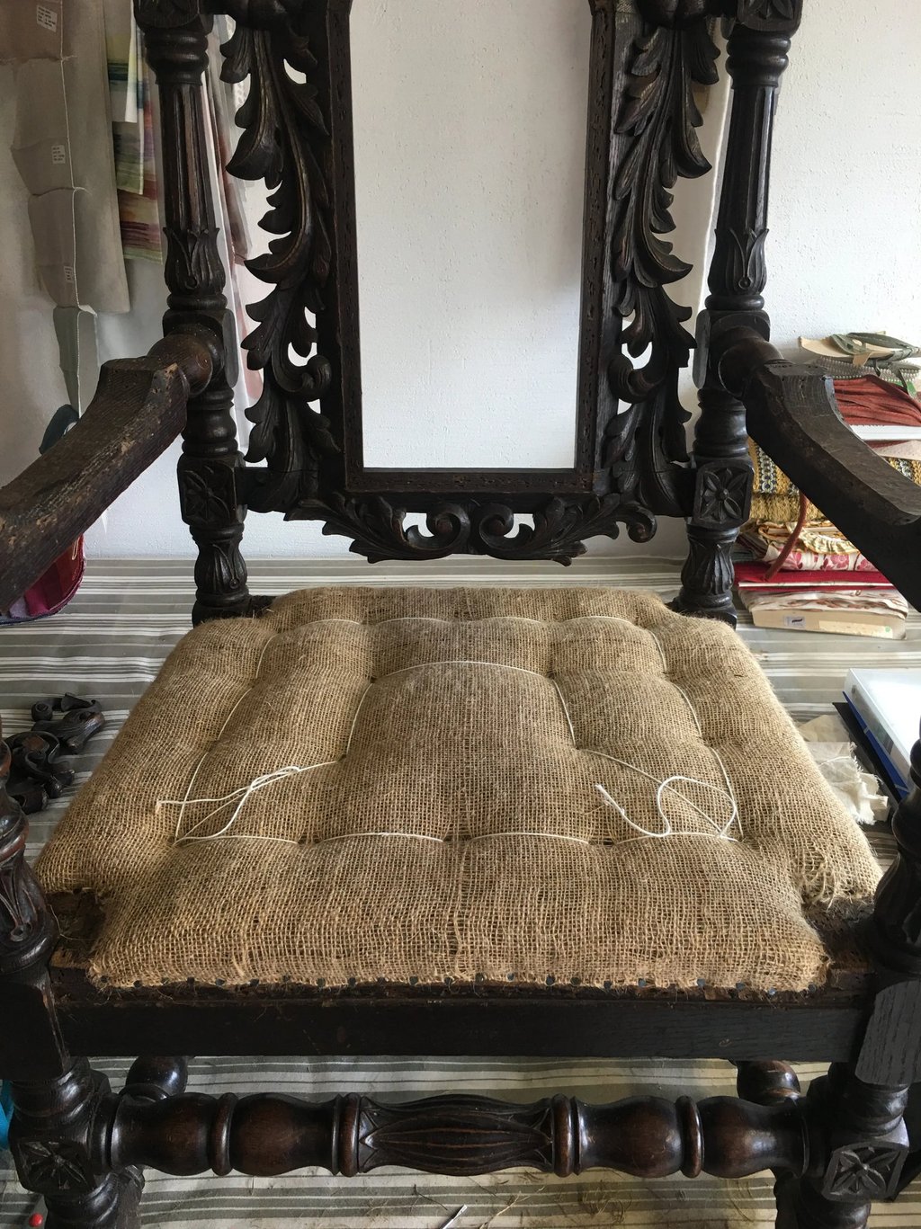 Un fauteuil présentant une garniture en crin avec son point de fond